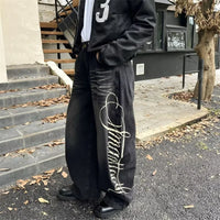 Cursive Letter Print Graphic Barrel Jeans — vista laterale