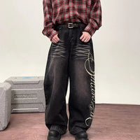 Cursive Letter Print Graphic Barrel Jeans — dettaglio del tessuto