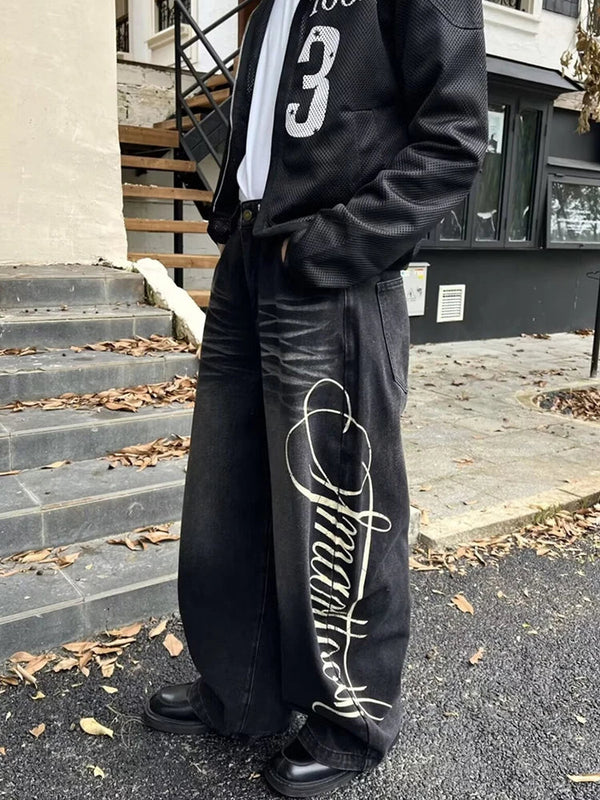 Cursive Letter Print Graphic Barrel Jeans — vista frontale