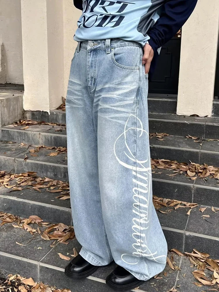 Cursive Letter Print Graphic Barrel Jeans — vista posteriore