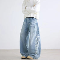 Cursive Letter Print Graphic Barrel Jeans — dettaglio