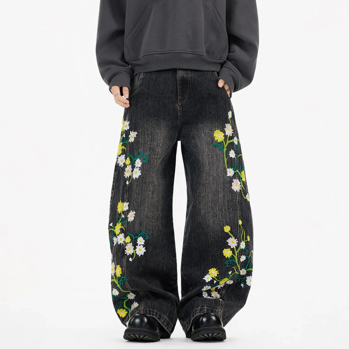 Daffodil and Daisies Floral Embroidered Baggy Barrel Jeans — vista frontale