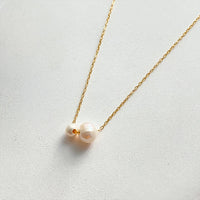 Dainty Minimalist Faux Pearl Necklace — dettaglio della stampa