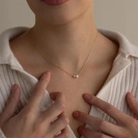 Dainty Minimalist Faux Pearl Necklace — dettaglio