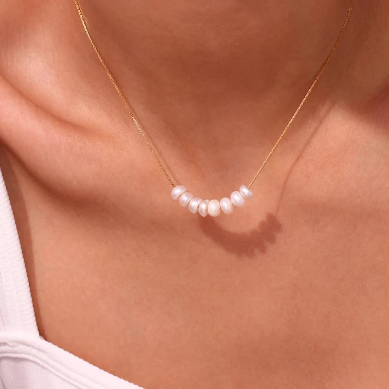 Dainty Pearl Charm Necklace — vista posteriore