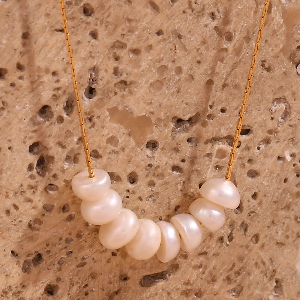 Dainty Pearl Charm Necklace — in alternativa