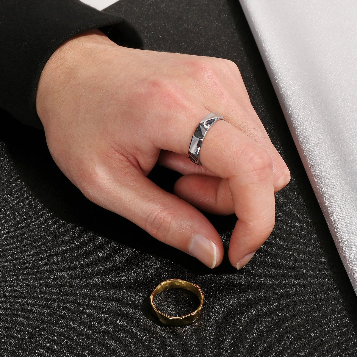 Dainty Thin Geometric Ring — in alternativa
