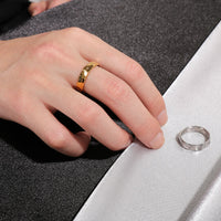 Dainty Thin Geometric Ring — vista laterale