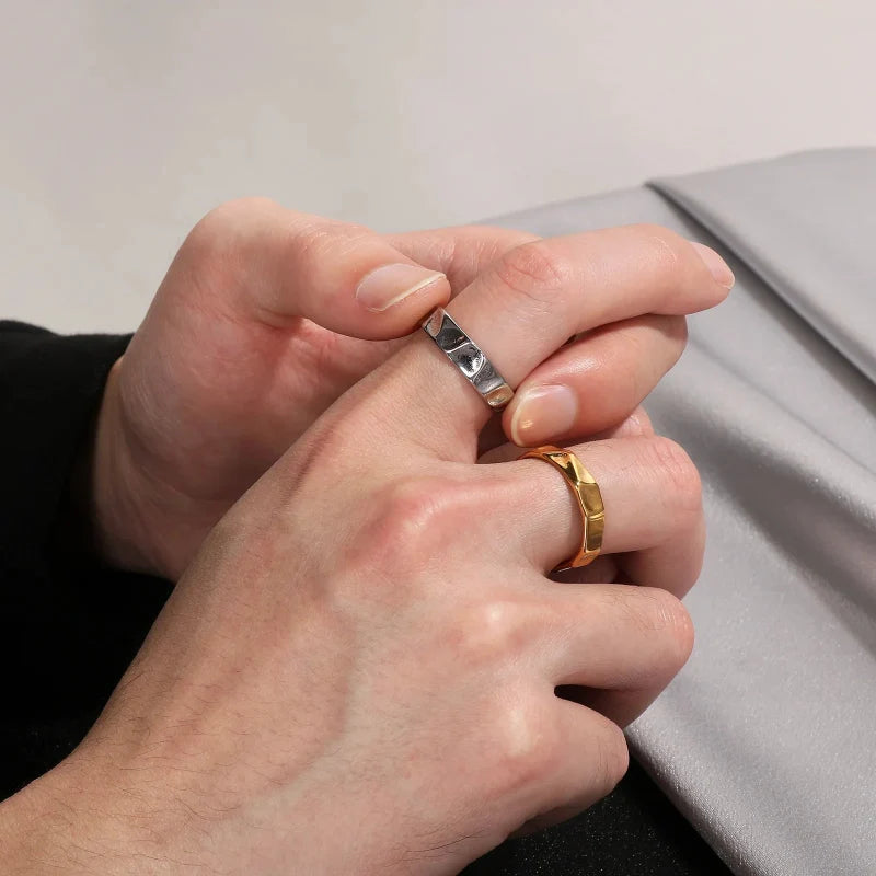 Dainty Thin Geometric Ring — dettaglio