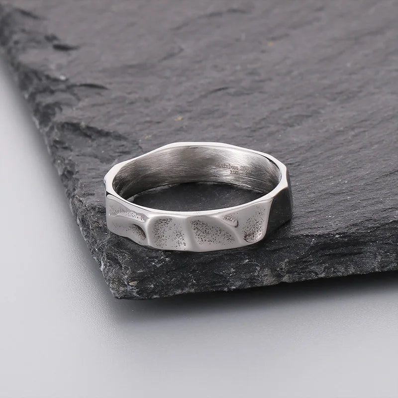Dainty Thin Geometric Ring — vista frontale