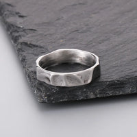 Dainty Thin Geometric Ring — vista frontale