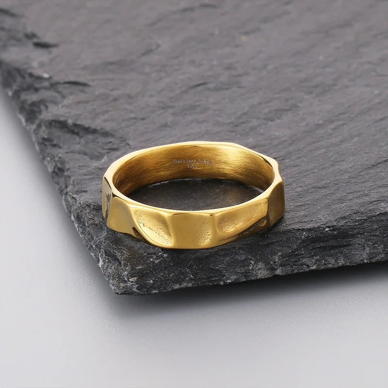 Dainty Thin Geometric Ring — vista posteriore