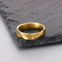 Dainty Thin Geometric Ring — vista posteriore