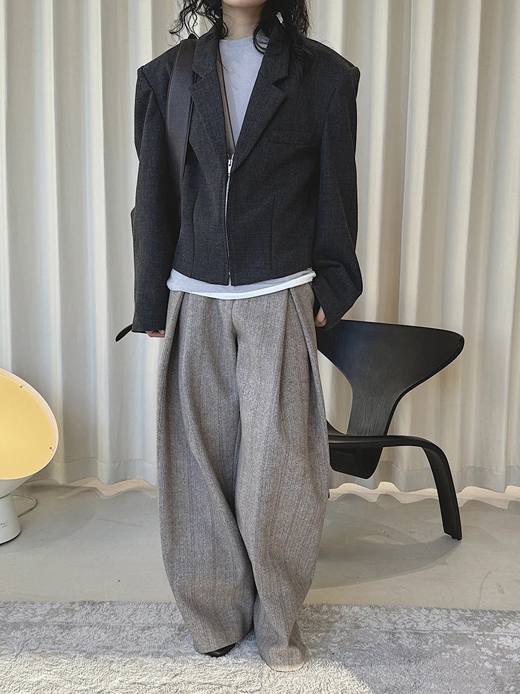 Dark Grey Shoulder Padded Cropped Blazer — dettaglio della stampa