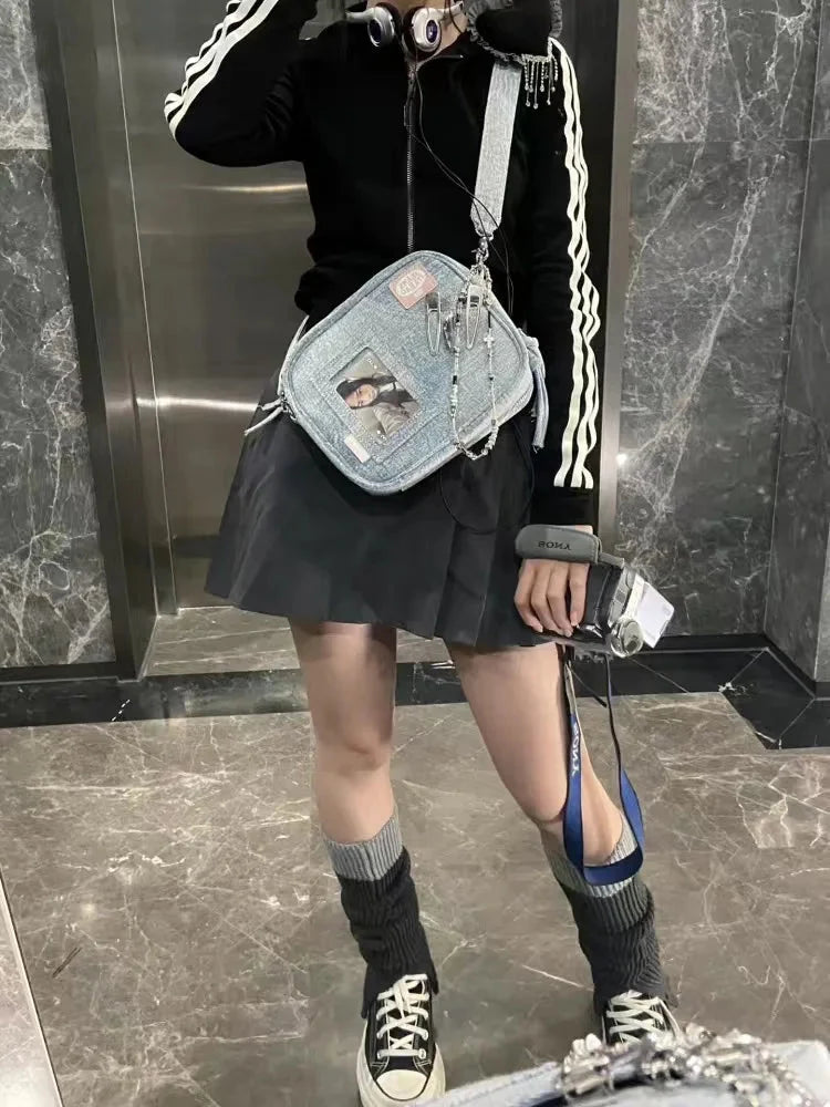 Denim Messenger Handbag — dettaglio della stampa