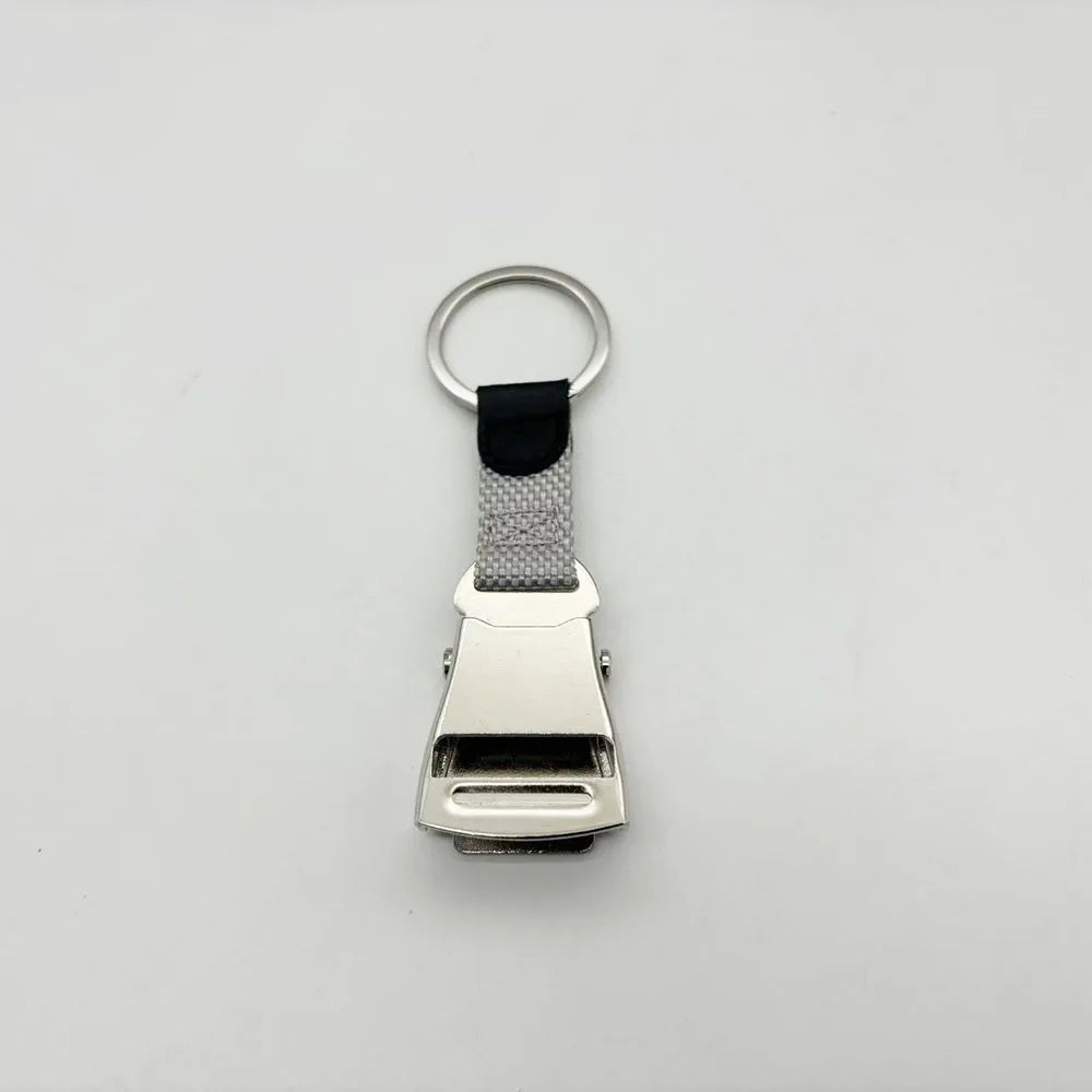 Detachable Mini Plane Safety Seatbelt Plane Belt Loop Keychain — vista frontale