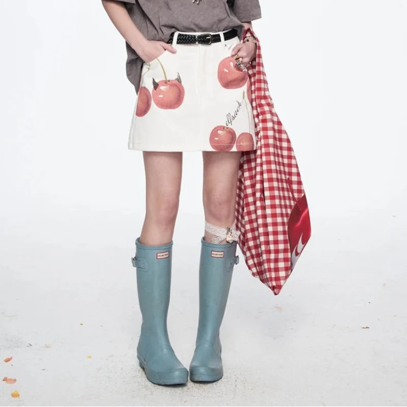 Devils Cherry Print A Line Denim Mini Skirt — vista posteriore
