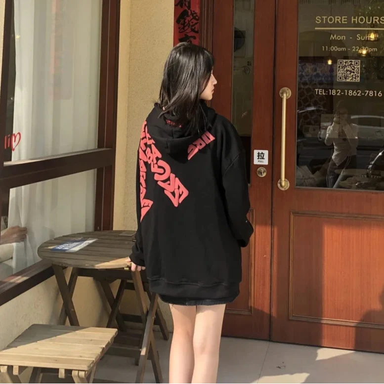 Different Directions Graphic Hoodie — in alternativa