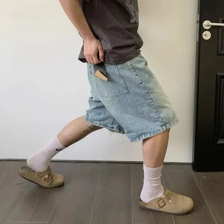 Distressed Design Cropped Jorts — dettaglio della stampa