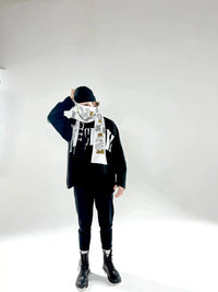 'Don't Lower Your Head' Knitted Graphic Shawl Scarf — vista posteriore