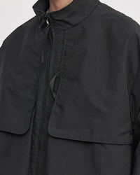 Double Pocket Stand Collar Cargo Windbreaker Jacket — dettaglio della stampa