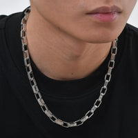 Embossed Rectangle Chain Necklace — vista frontale