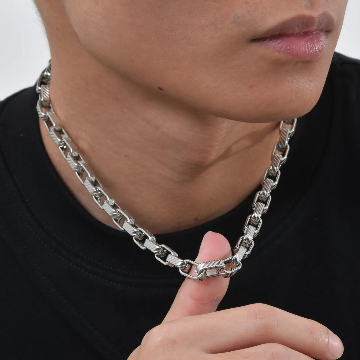 Embossed Rectangle Chain Necklace — vista posteriore