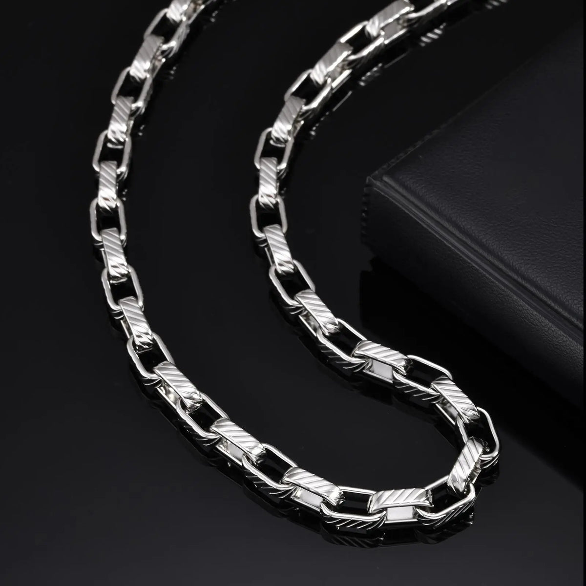 Embossed Rectangle Chain Necklace — dettaglio della stampa