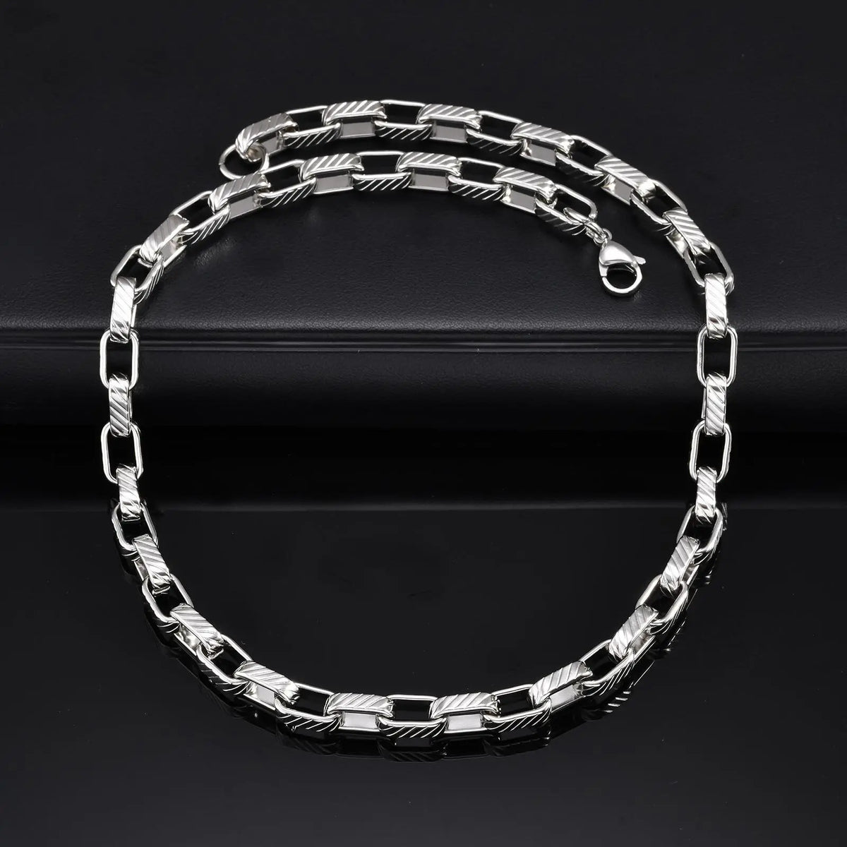 Embossed Rectangle Chain Necklace — in alternativa
