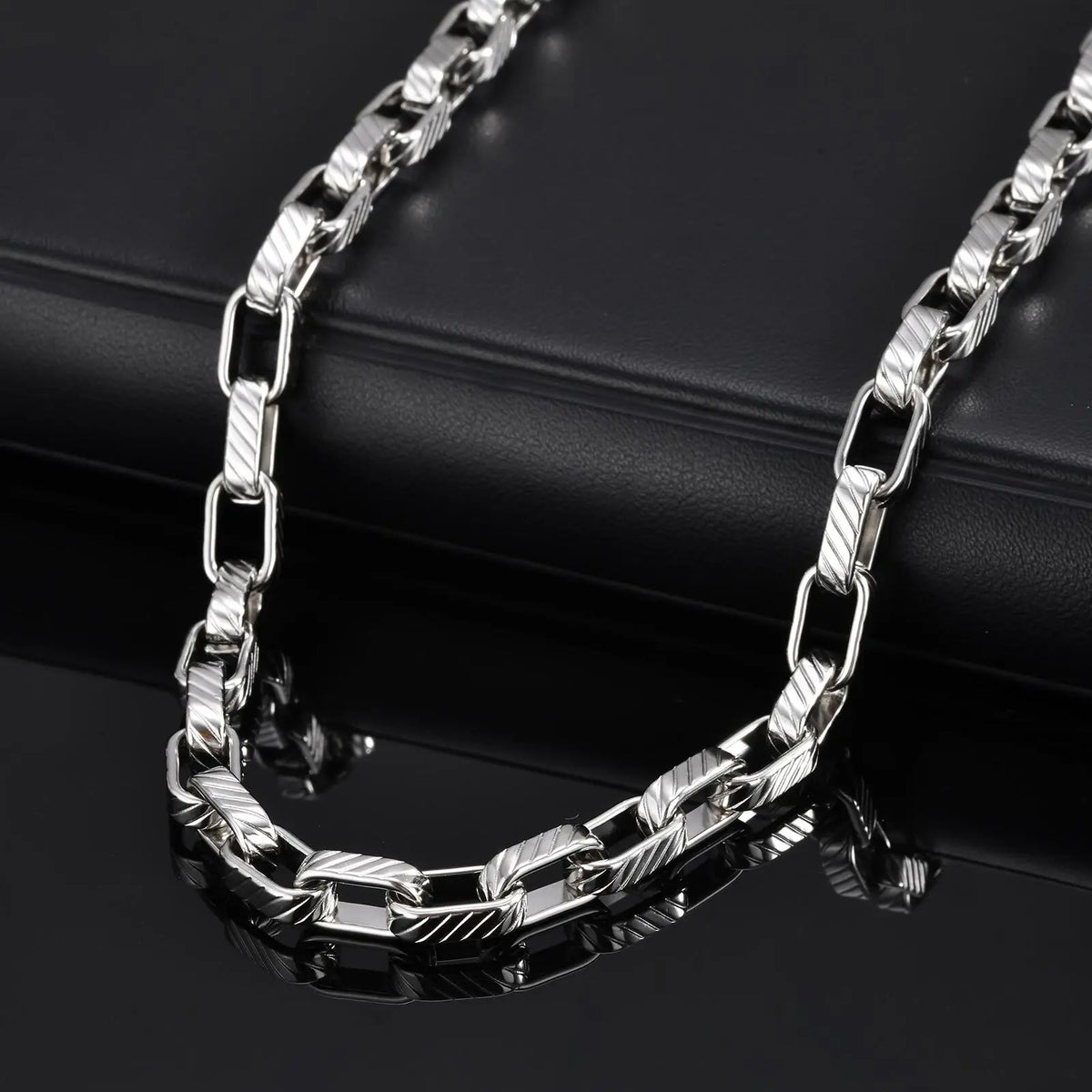 Embossed Rectangle Chain Necklace — dettaglio