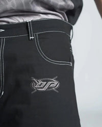 Embroidered Black Denim Shorts Jorts — dettaglio della stampa