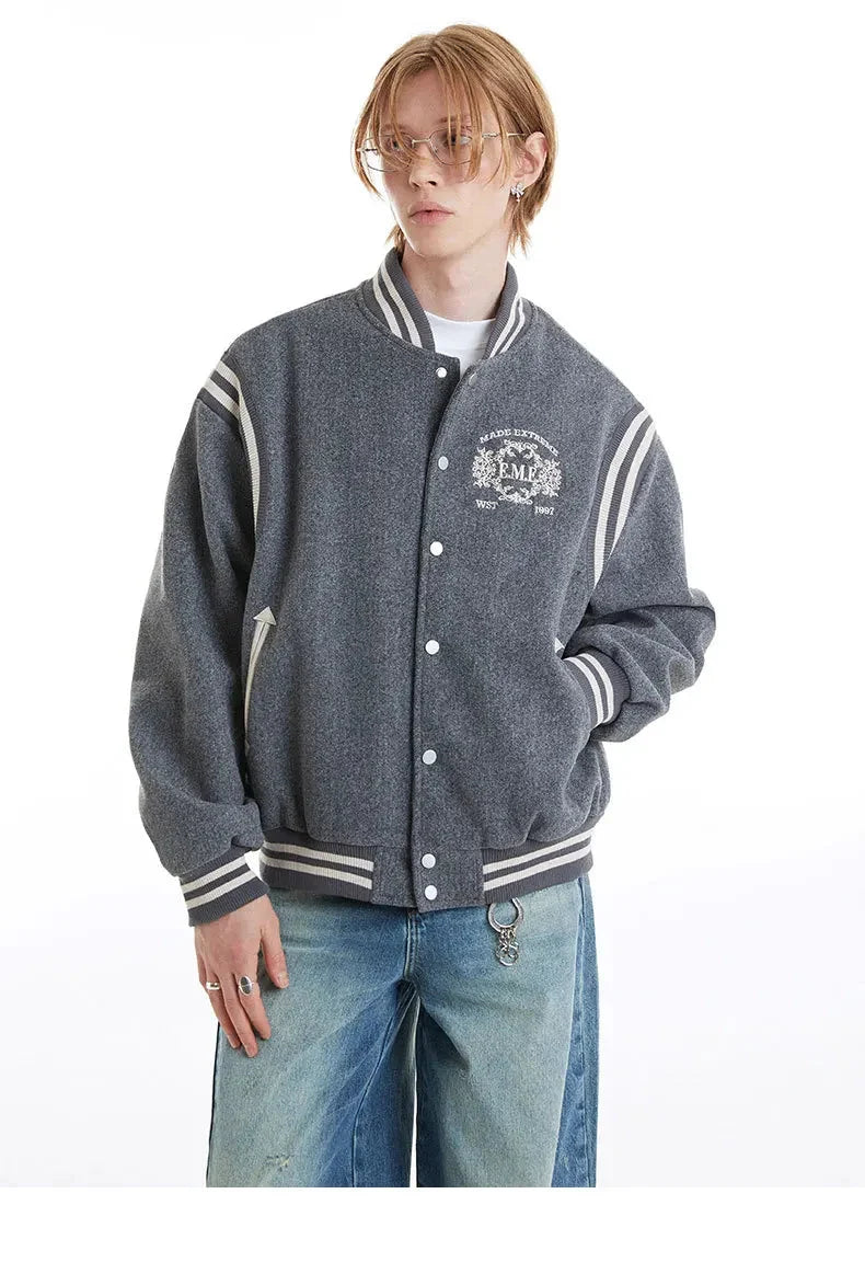 Embroidered Button Varsity Jacket — dettaglio della stampa