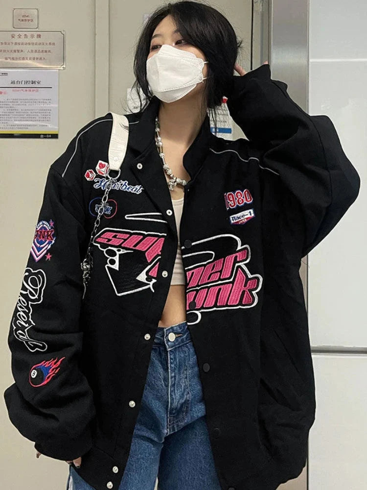 Embroidered Graphic Varsity Jacket — dettaglio della stampa