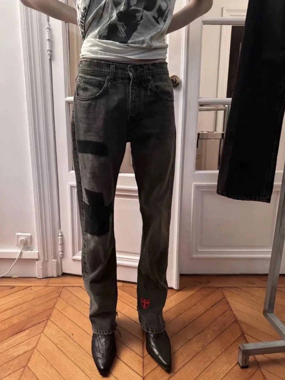 Embroidered Patchwork Distressed Baggy Black Denim Jeans — dettaglio