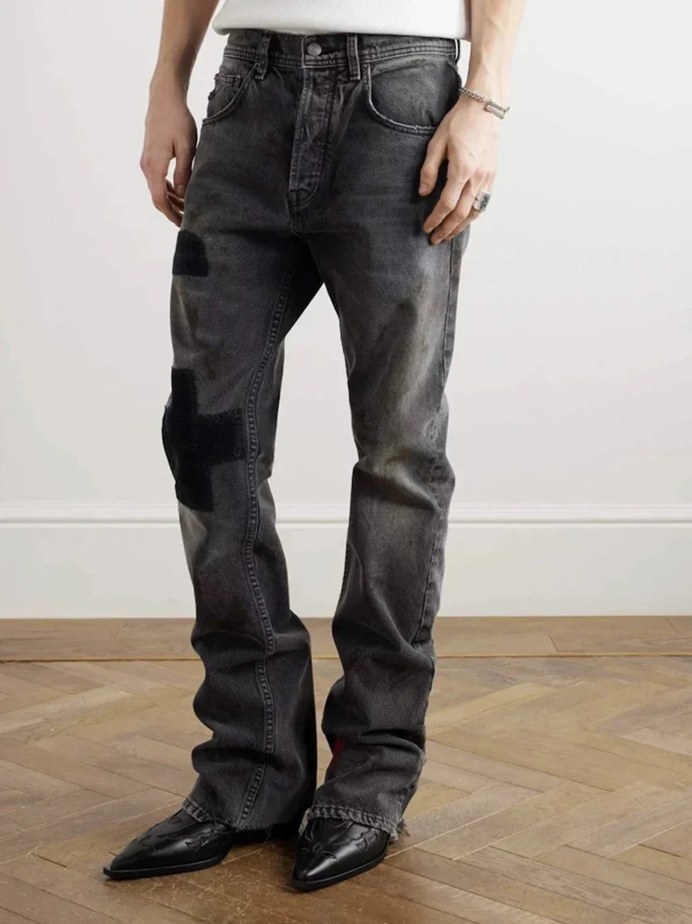 Embroidered Patchwork Distressed Baggy Black Denim Jeans — dettaglio della stampa