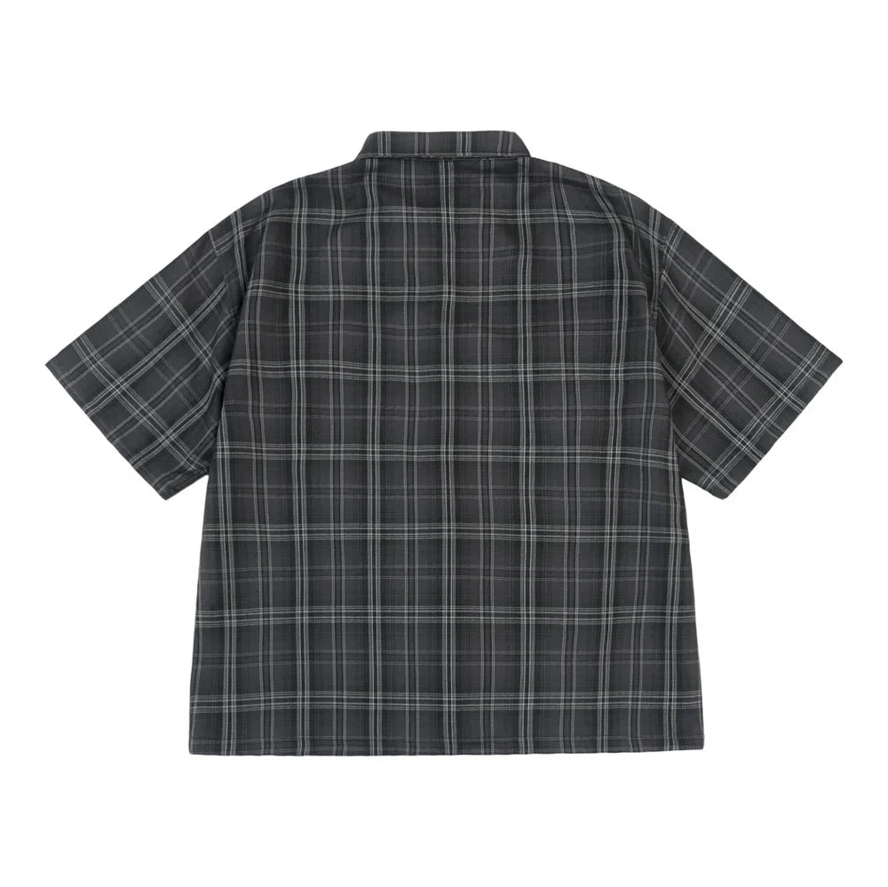 Embroidered Plaid Short Sleeve Button Up Flannel Shirt — dettaglio della stampa