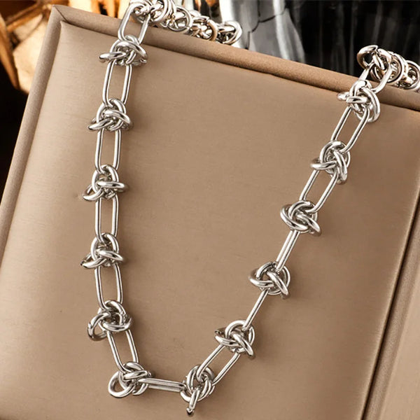 Entangled Lines Necklace — vista frontale