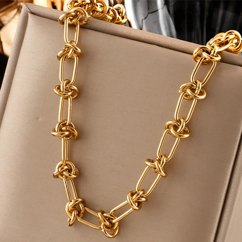 Entangled Lines Necklace — vista posteriore