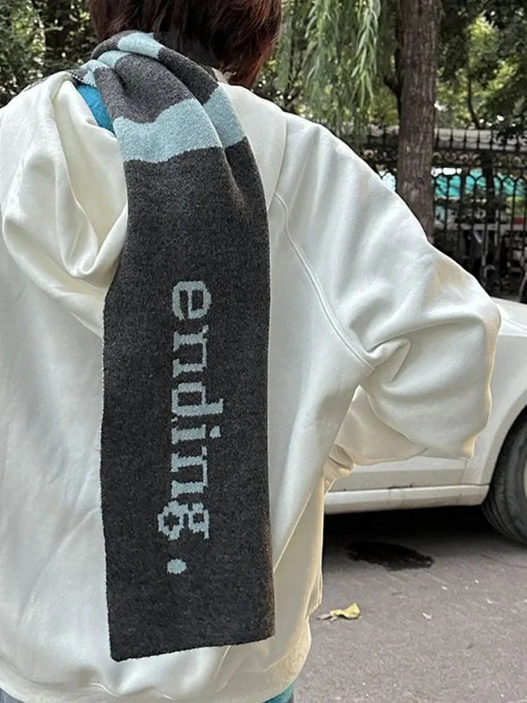 Essential Ending Graphic Shawl Scarf — vista posteriore