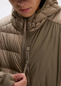Essentials Camping Padded Hooded Coat — dettaglio del tessuto