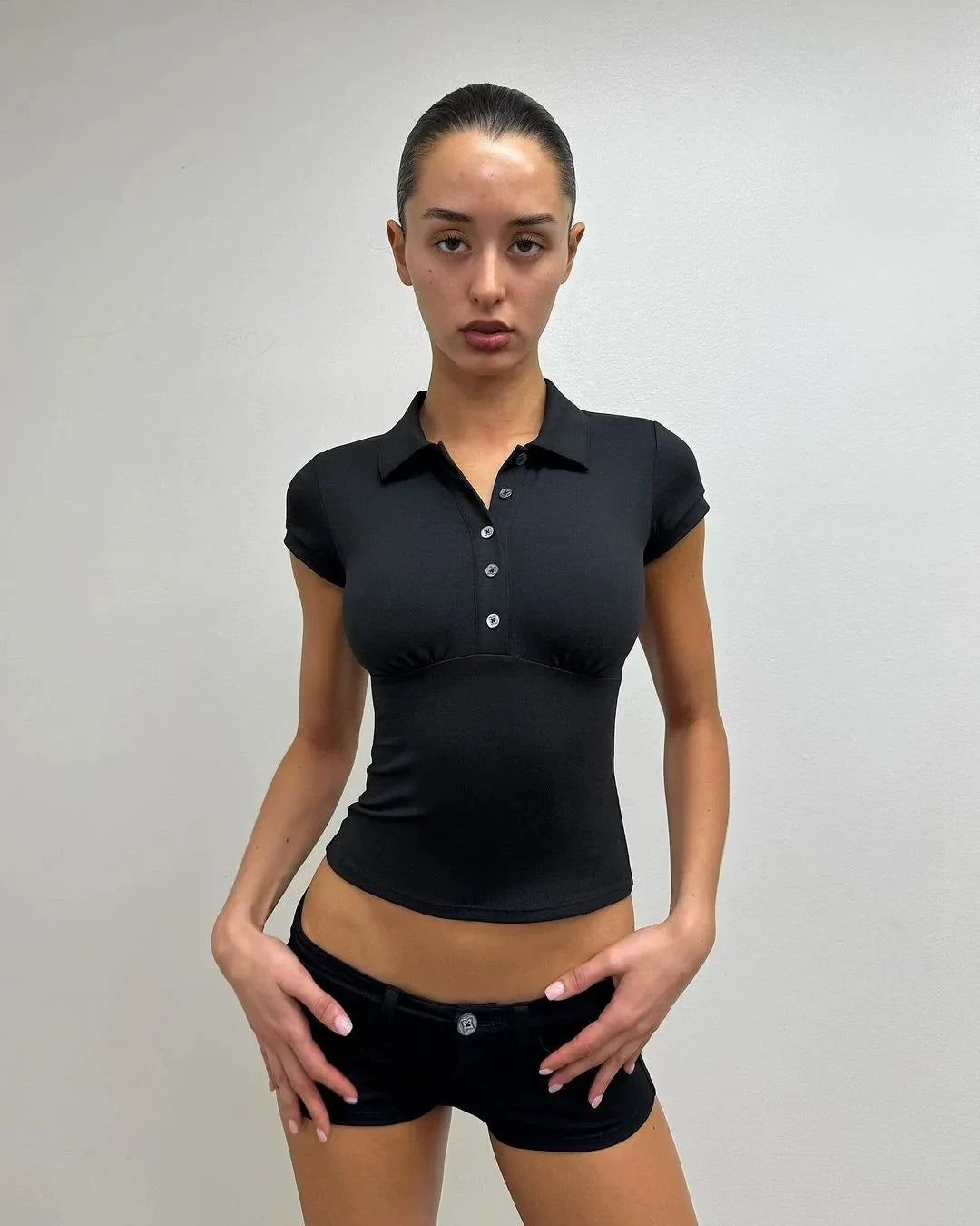 Essentials Crop Polo Shirt Top — dettaglio della stampa