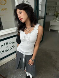 Fairycore Frilly White Tank Top — dettaglio della stampa