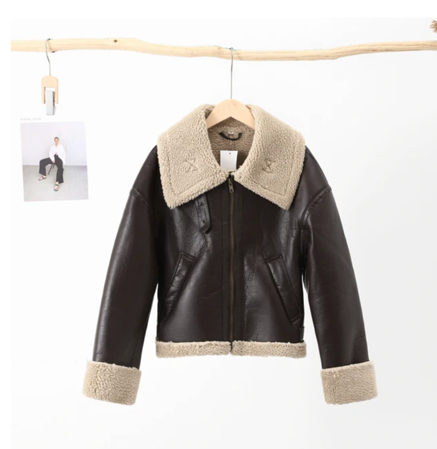 Faux Fur Leather Jacket — dettaglio della stampa
