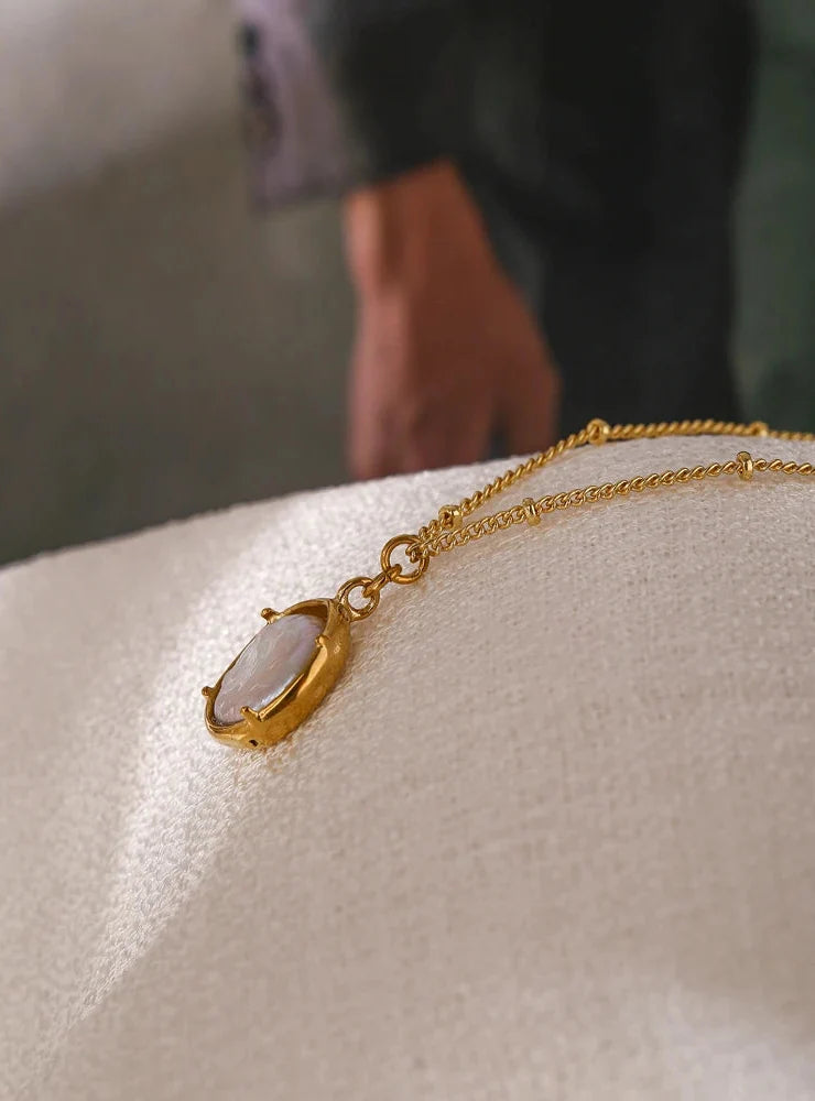 Faux Pearl Pendant Necklace — dettaglio della stampa