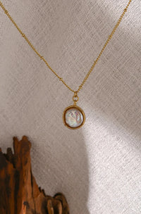 Faux Pearl Pendant Necklace — in alternativa
