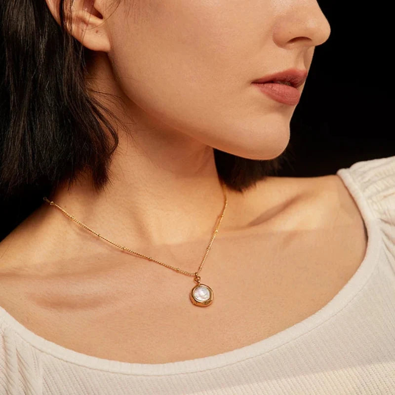 Faux Pearl Pendant Necklace — vista posteriore