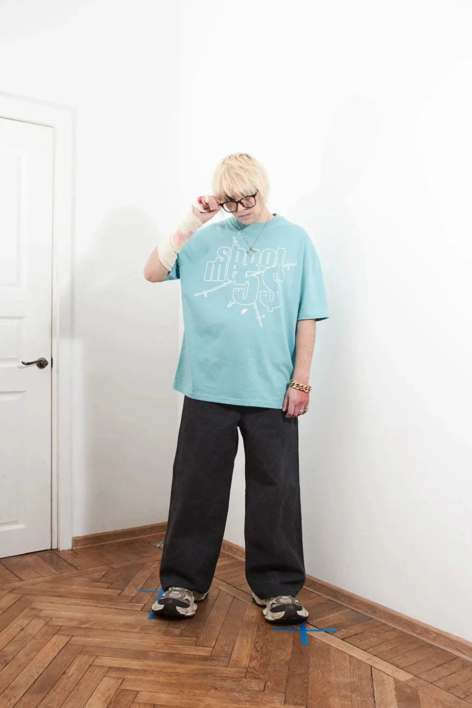 Give Me Money Graphic T Shirt — in alternativa