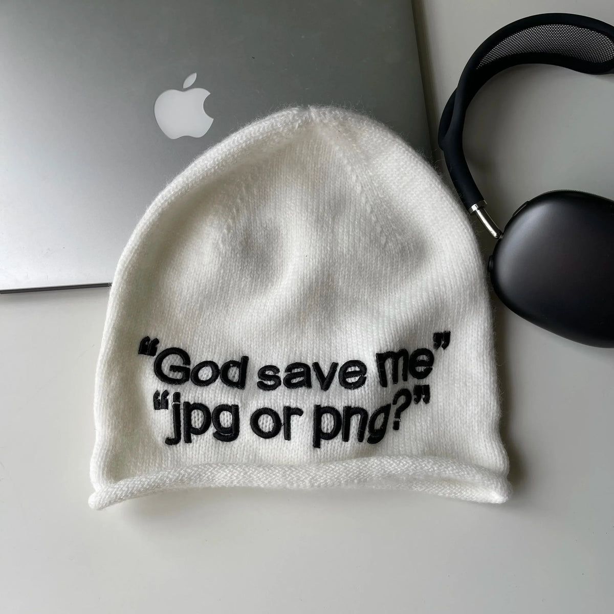 "God Save Me" Embroidered Text Graphic Beanie — dettaglio della stampa