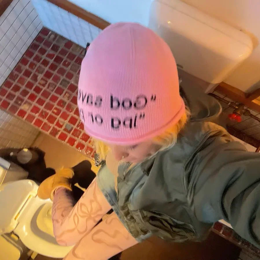 "God Save Me" Embroidered Text Graphic Beanie — vista frontale