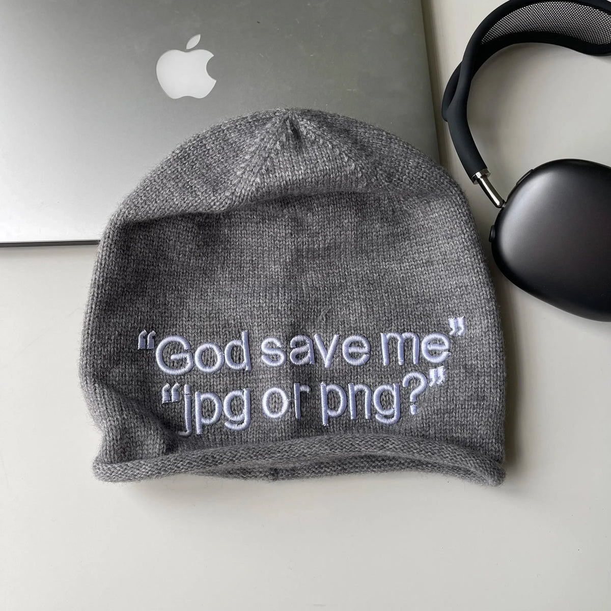 "God Save Me" Embroidered Text Graphic Beanie — vista laterale